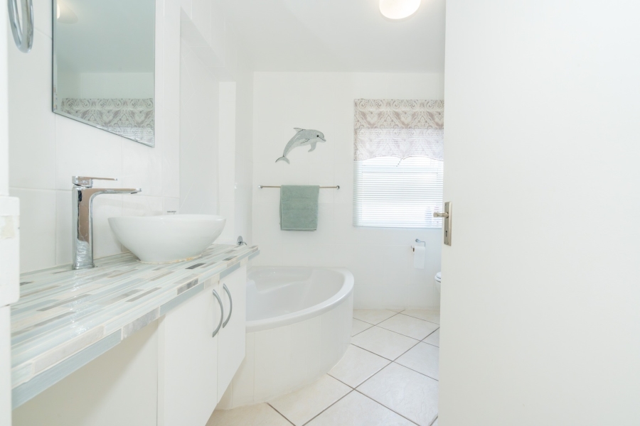 4 Bedroom Property for Sale in Paradise Beach Western Cape